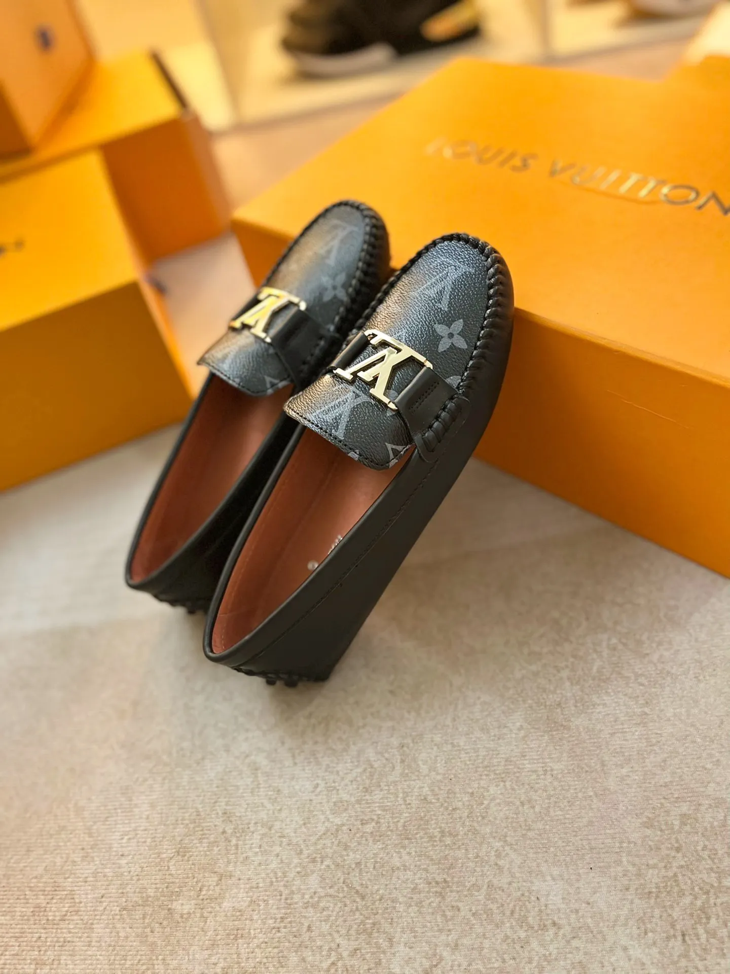 p460💰Couple model❤️🇫🇷 𝙇𝙤𝙪𝙞𝙨 𝙑𝙪𝙞𝙩𝙩𝙤𝙣 🇫🇷Louis Vuitton 2023 Classic𝓛𝓿 𝓣𝓻𝓪𝓲𝓷𝓮𝓻 Sports Series ➪➪➪¯ [Arizona Doudou Shoes Series] ▪️▪️▪️Arizona slip-on shoes are made of Monogram Eclipse canvas. Its hand-painted and dyed edges and hand-sewn uppers fully demonstrate Louis Vuitton's traditional shoemaking craftsmanship. This slip-on shoe is very lightweight. The integrated tongue and upper make it particularly comfortable and flexible. The soft outsole is equipped with rubber padding. Decorated with matching sash. Detailed features: ☑️Monogram Eclipse canvas ☑️Black Eclipse pattern ☑️Hand-painted shoe edges ☑️Hand-sewn uppers (each pair takes time to process) ☑️Integrated tongue and upper construction ☑️Outsole equipped with rubber lining ☑️size: 35_46